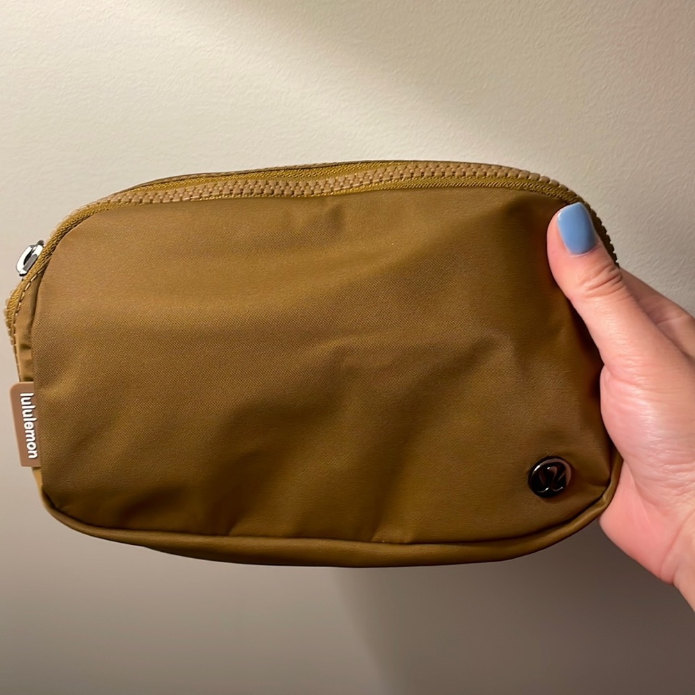 NWT Everywhere Belt Bag in Burnt Caramel [lululemon athletica] - Picture 2 of 3